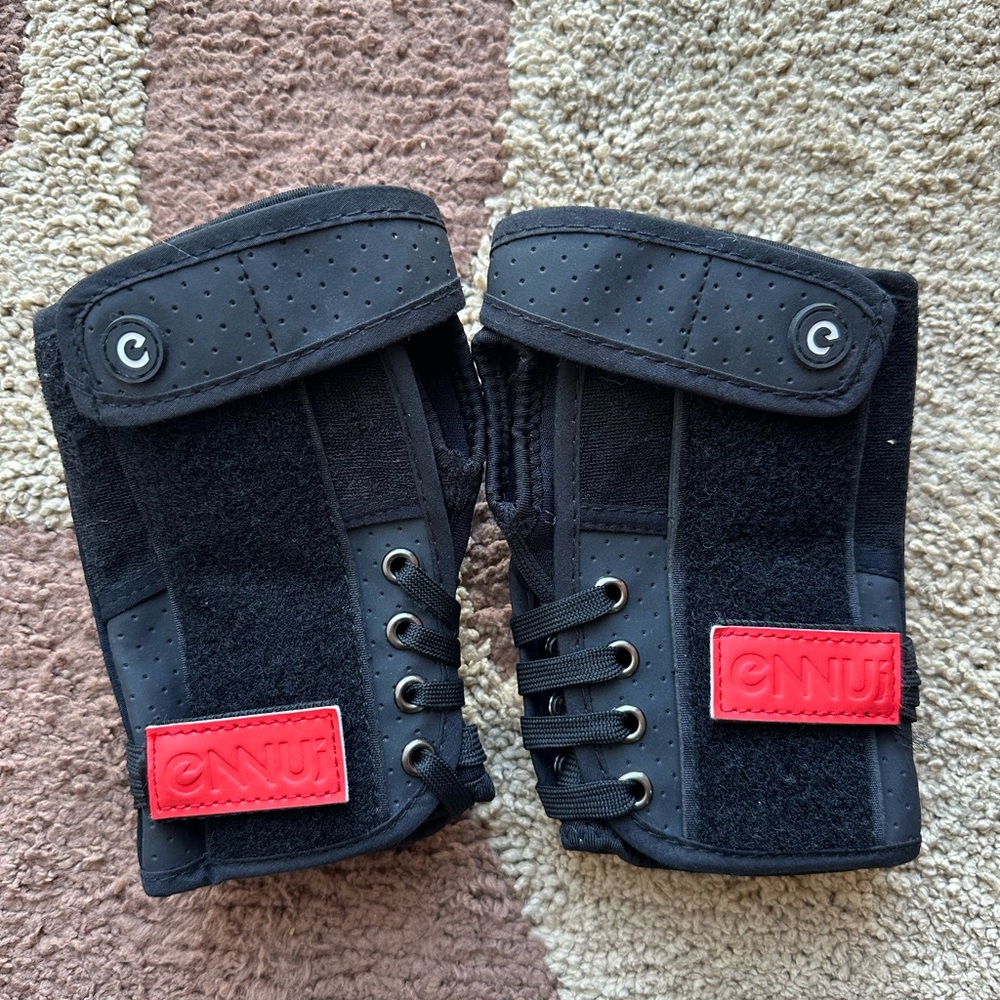 Ennui ST Wrist Brace